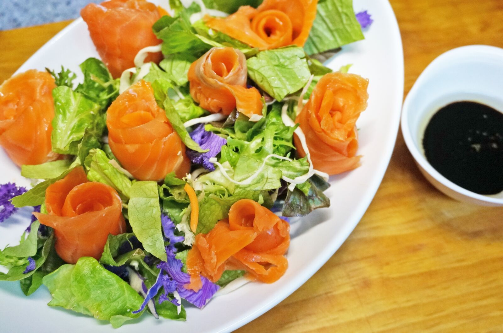 Sony Alpha NEX-5T sample photo. Salmon, salad, salmon salad photography