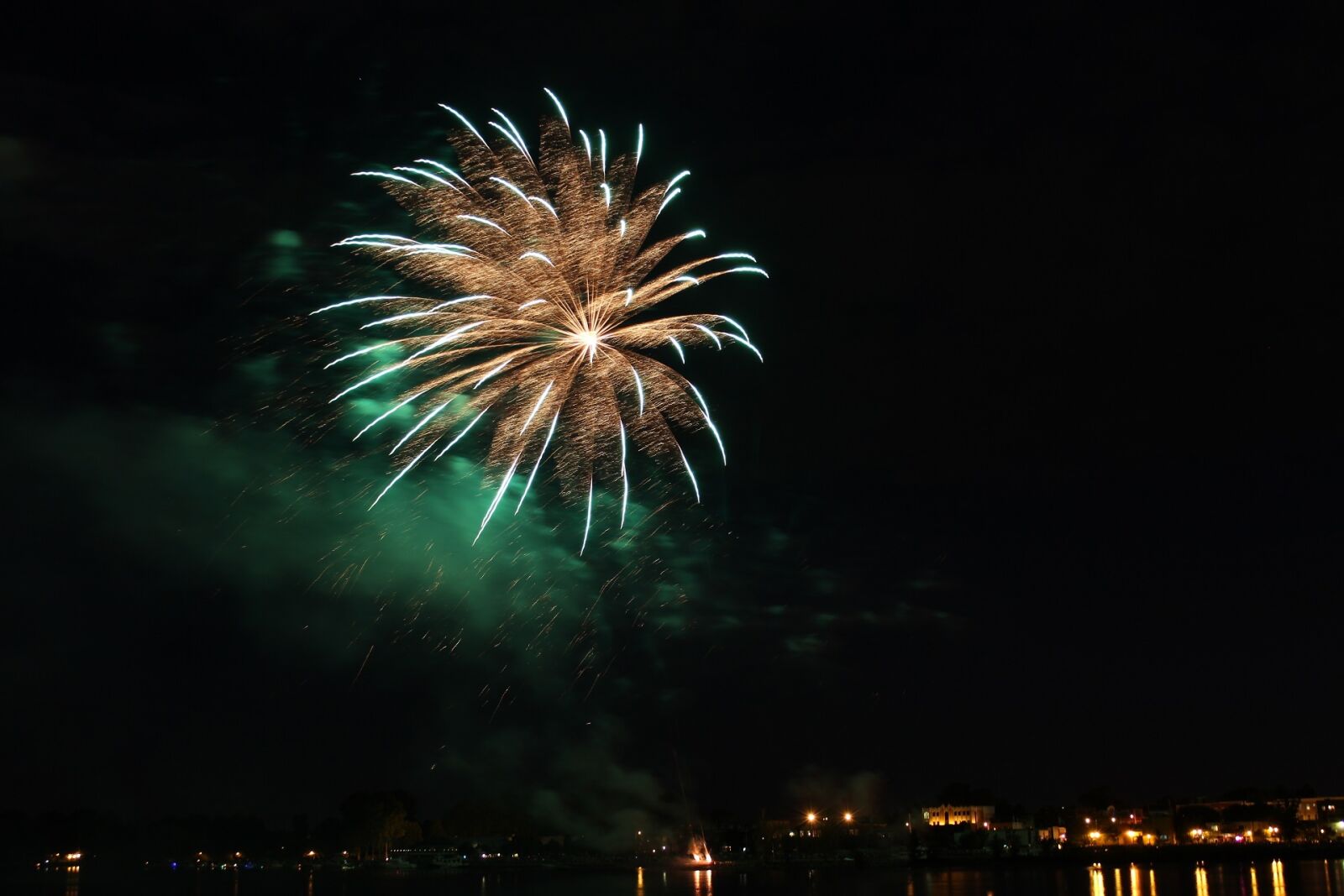 Canon EOS 600D (Rebel EOS T3i / EOS Kiss X5) sample photo. Fireworks, color, illuminated photography