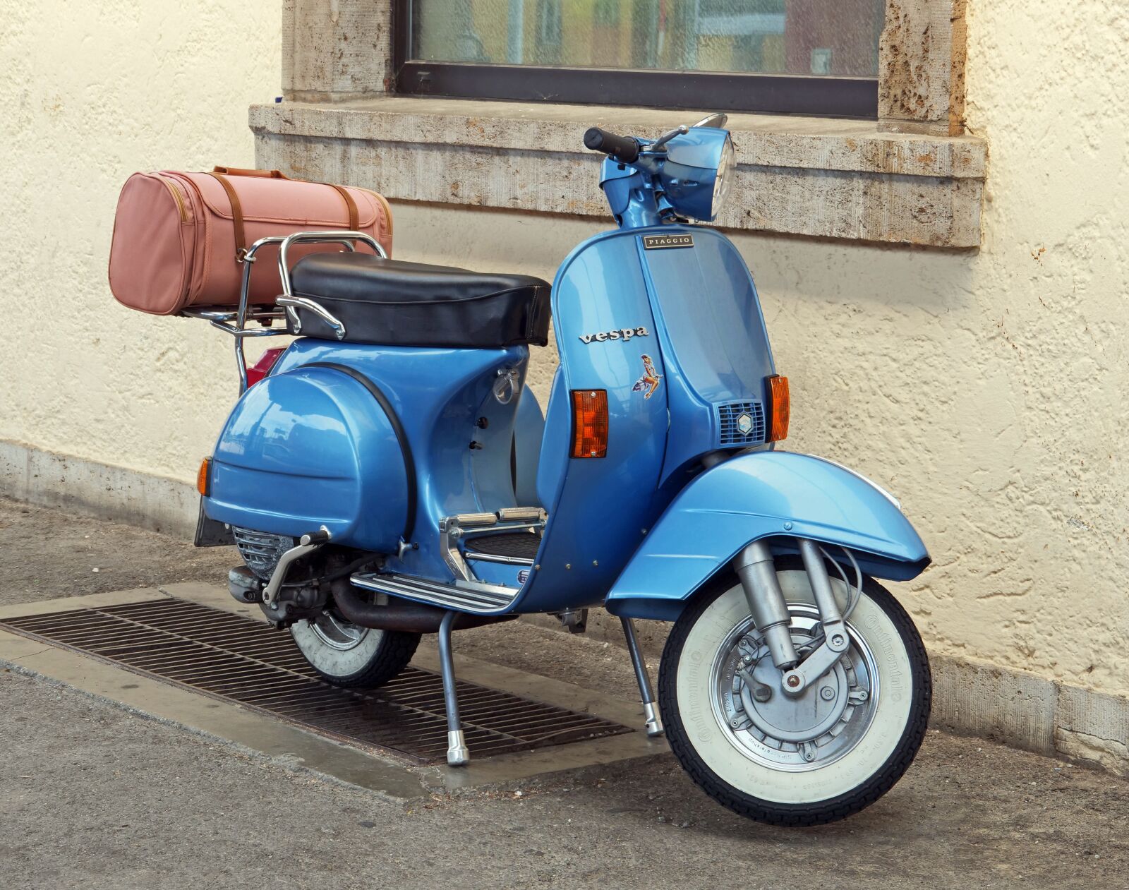 Panasonic Lumix DC-G9 sample photo. Motor scooter, vespa, jewel photography