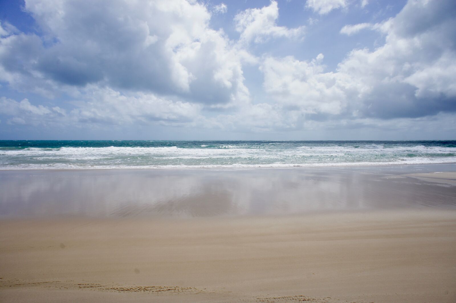 Sony Alpha NEX-3 + Sony E 16mm F2.8 sample photo. Sea, brazil, sand photography