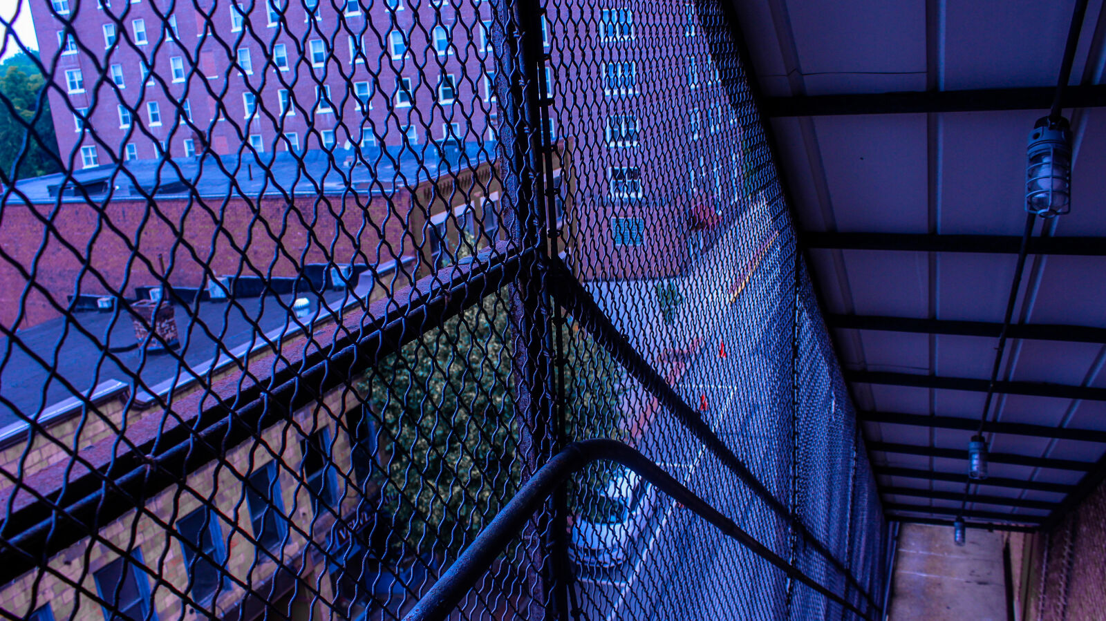 Canon EOS 600D (Rebel EOS T3i / EOS Kiss X5) sample photo. Buildings, city, fence, road photography