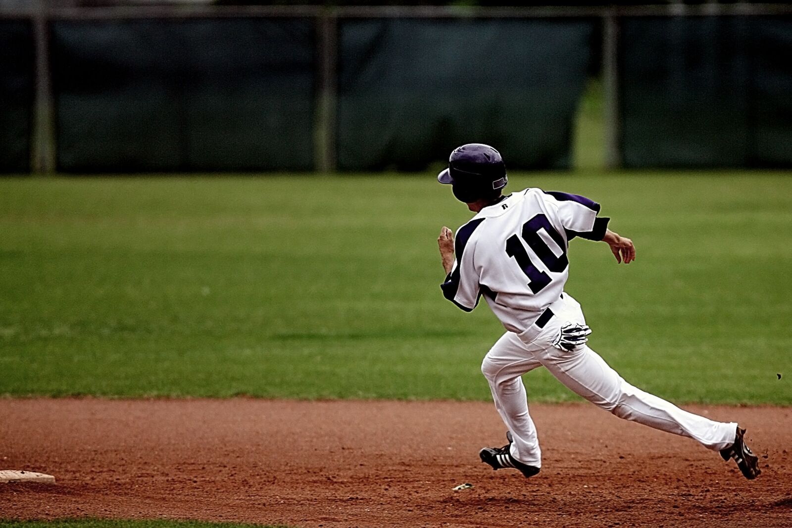 Canon EOS-1D Mark II N sample photo. Baseball, runner, action photography