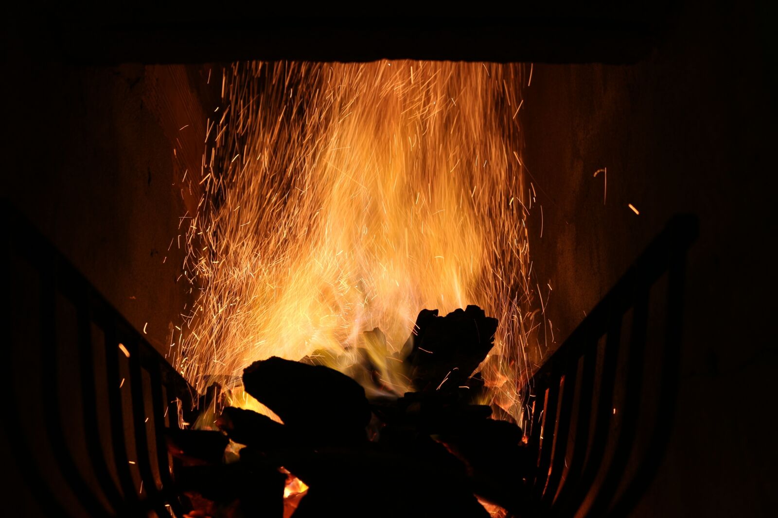 Canon EOS 100D (EOS Rebel SL1 / EOS Kiss X7) sample photo. Flame, campfire, bonfire photography