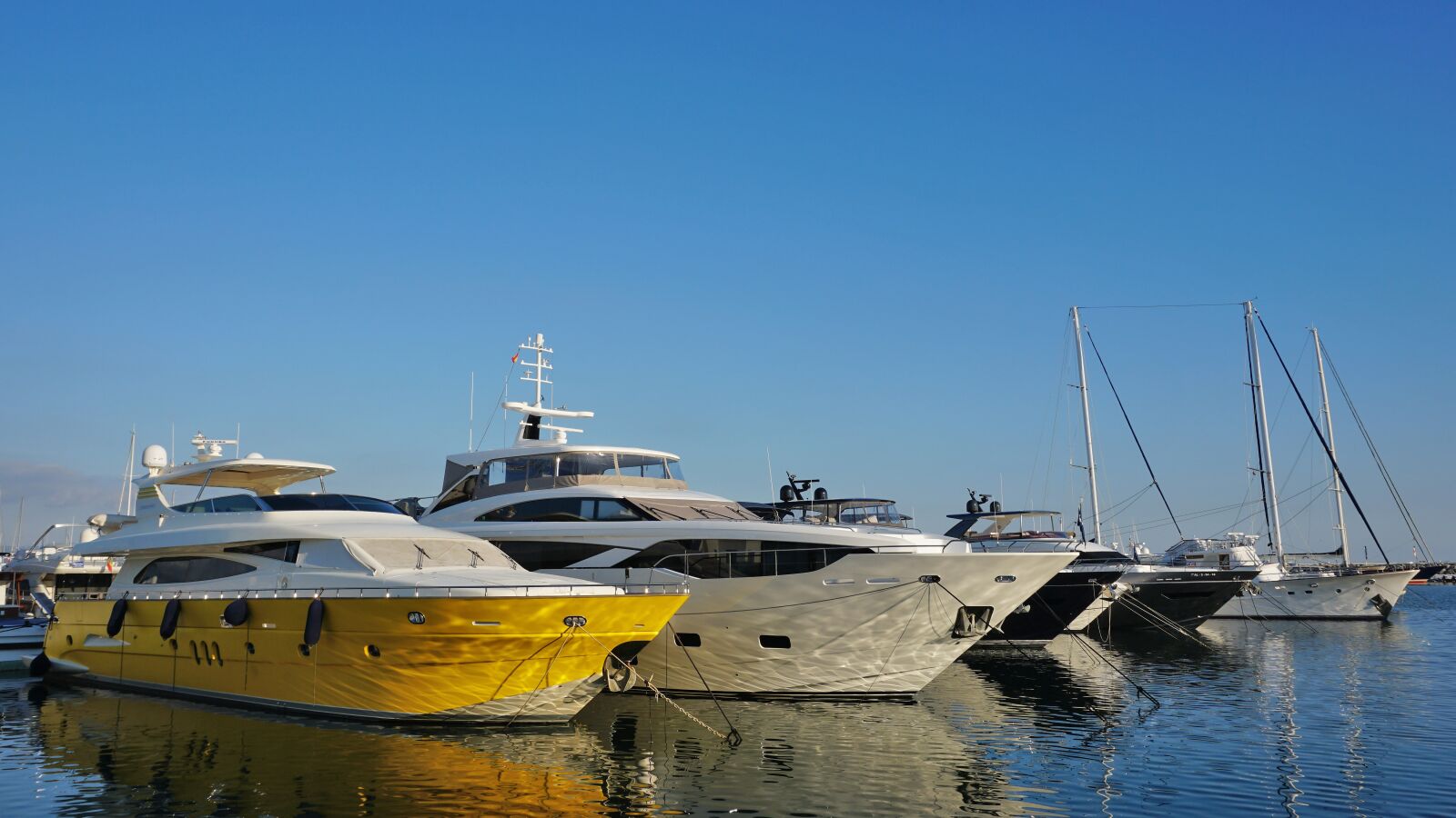 Sony E 16-50mm F3.5-5.6 PZ OSS sample photo. Yacht, marina, port photography