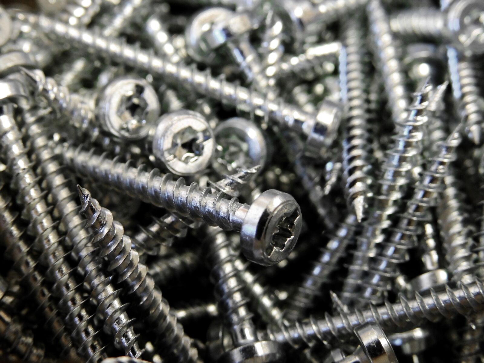 Nikon Coolpix P900 sample photo. Screw, metal, iron photography