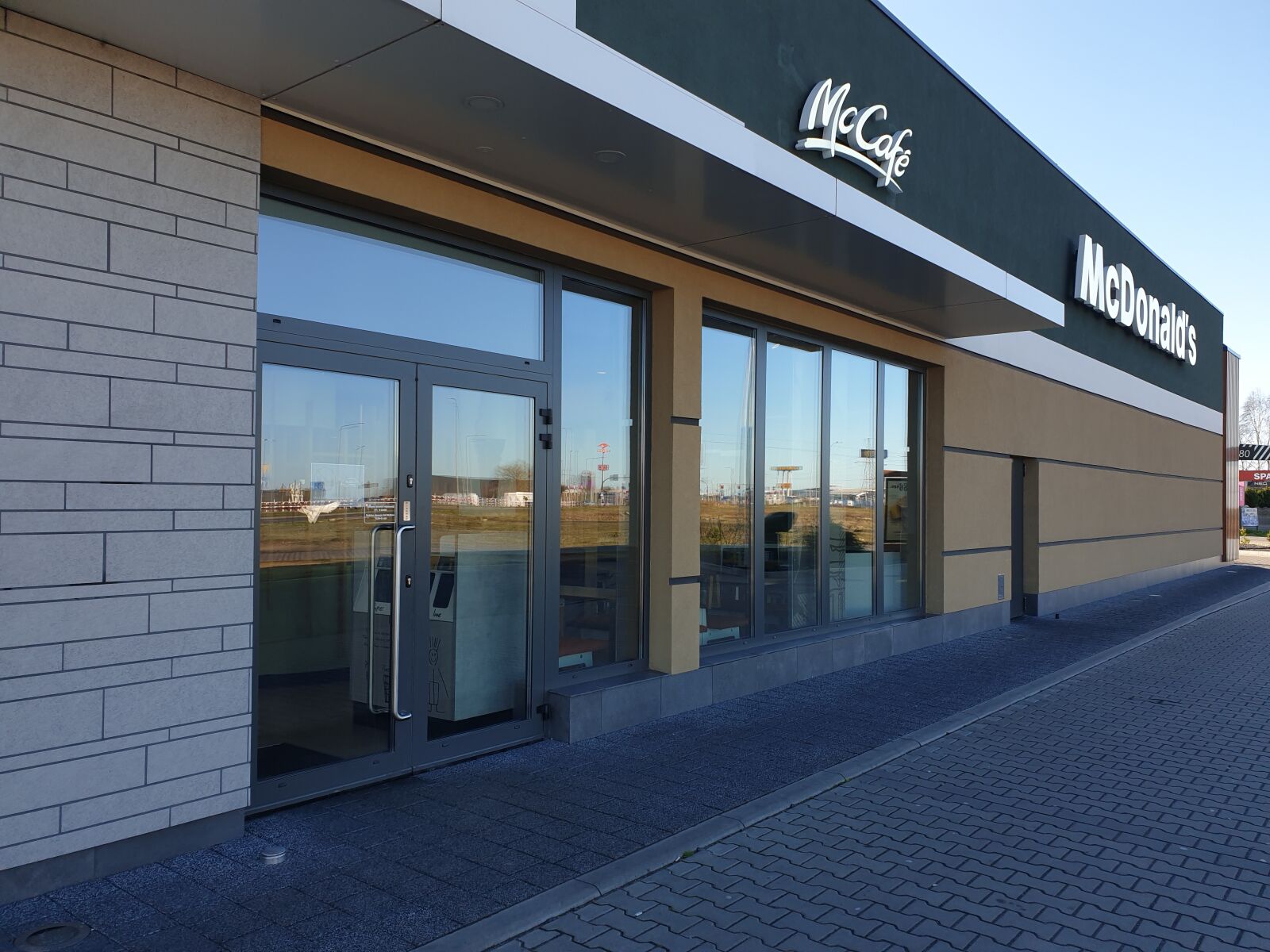 Samsung Galaxy S9+ sample photo. Mcdonalds, mcdrive, restaurant photography