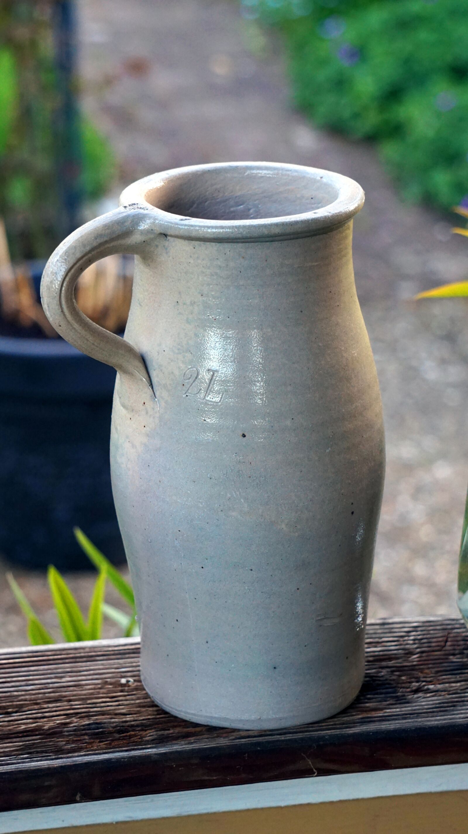 Sony Alpha a5000 (ILCE 5000) + Sony E 55-210mm F4.5-6.3 OSS sample photo. Ceramic, krug, sound photography
