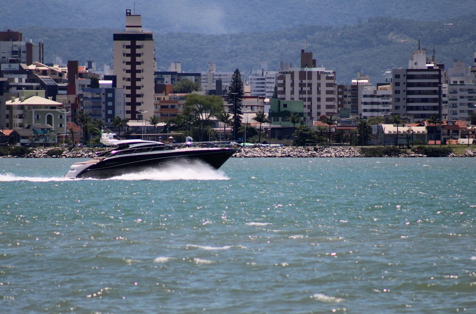 Canon EOS 1300D (EOS Rebel T6 / EOS Kiss X80) sample photo. Boat, beira-mar norte, mar photography