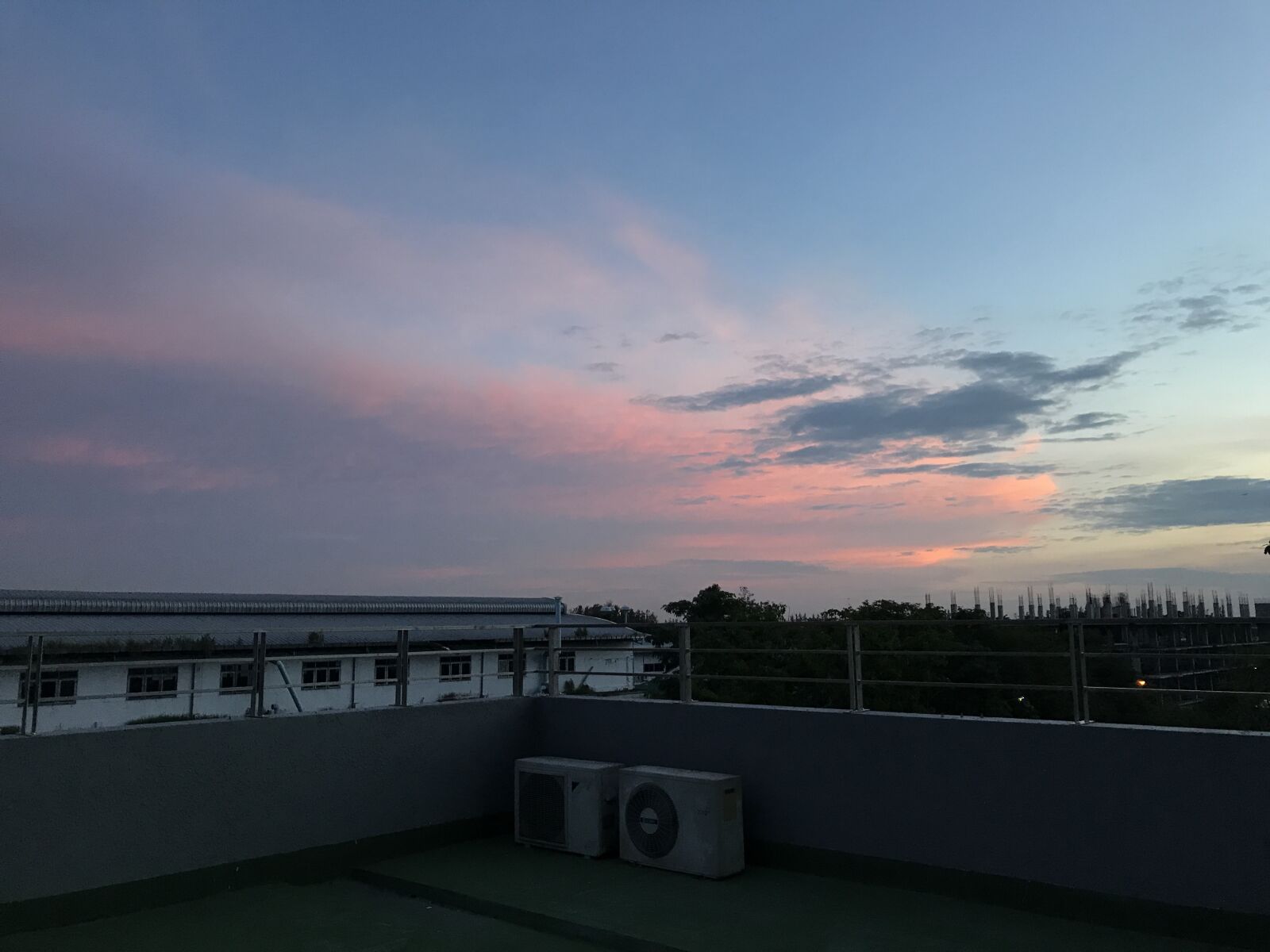 iPhone 7 back camera 3.99mm f/1.8 sample photo. Evening, on the building photography