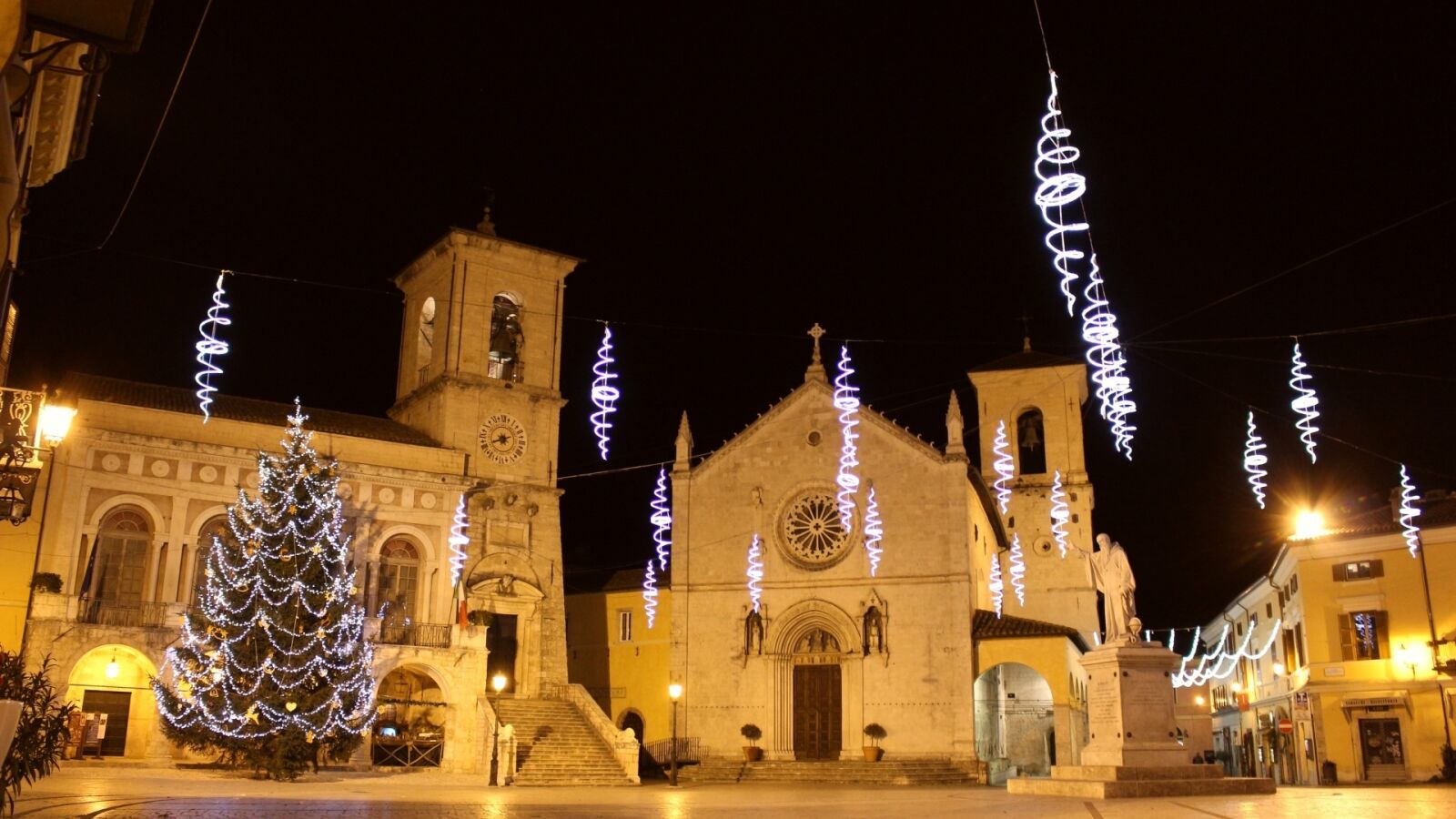 Canon EOS 700D (EOS Rebel T5i / EOS Kiss X7i) sample photo. Norcia, san benedetto, piazza photography