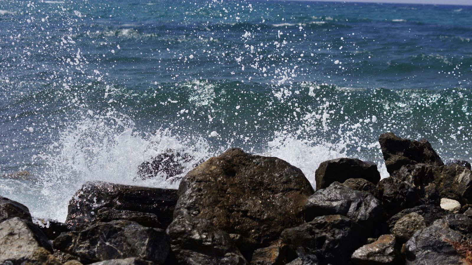 Sony SLT-A33 sample photo. Nastogadka, sea, rocks photography