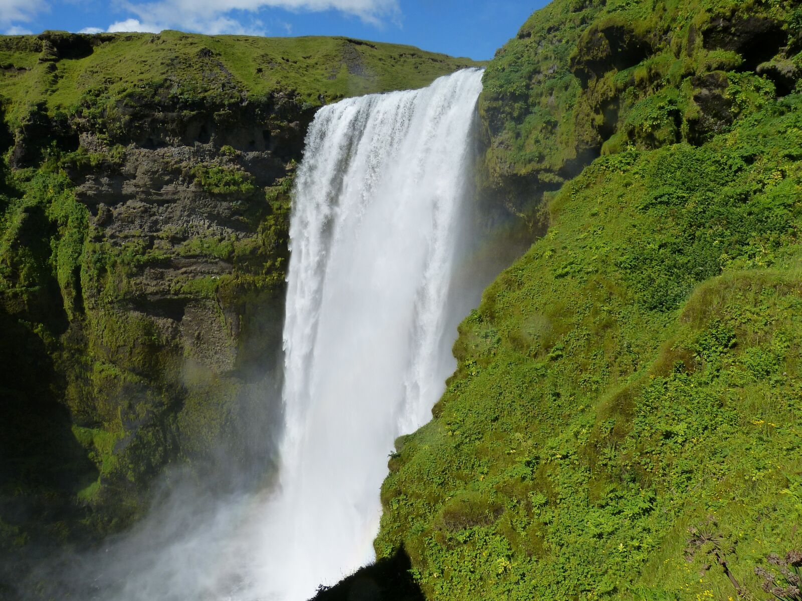Panasonic Lumix DMC-FZ150 sample photo. Iceland, skogafoss, bílá photography