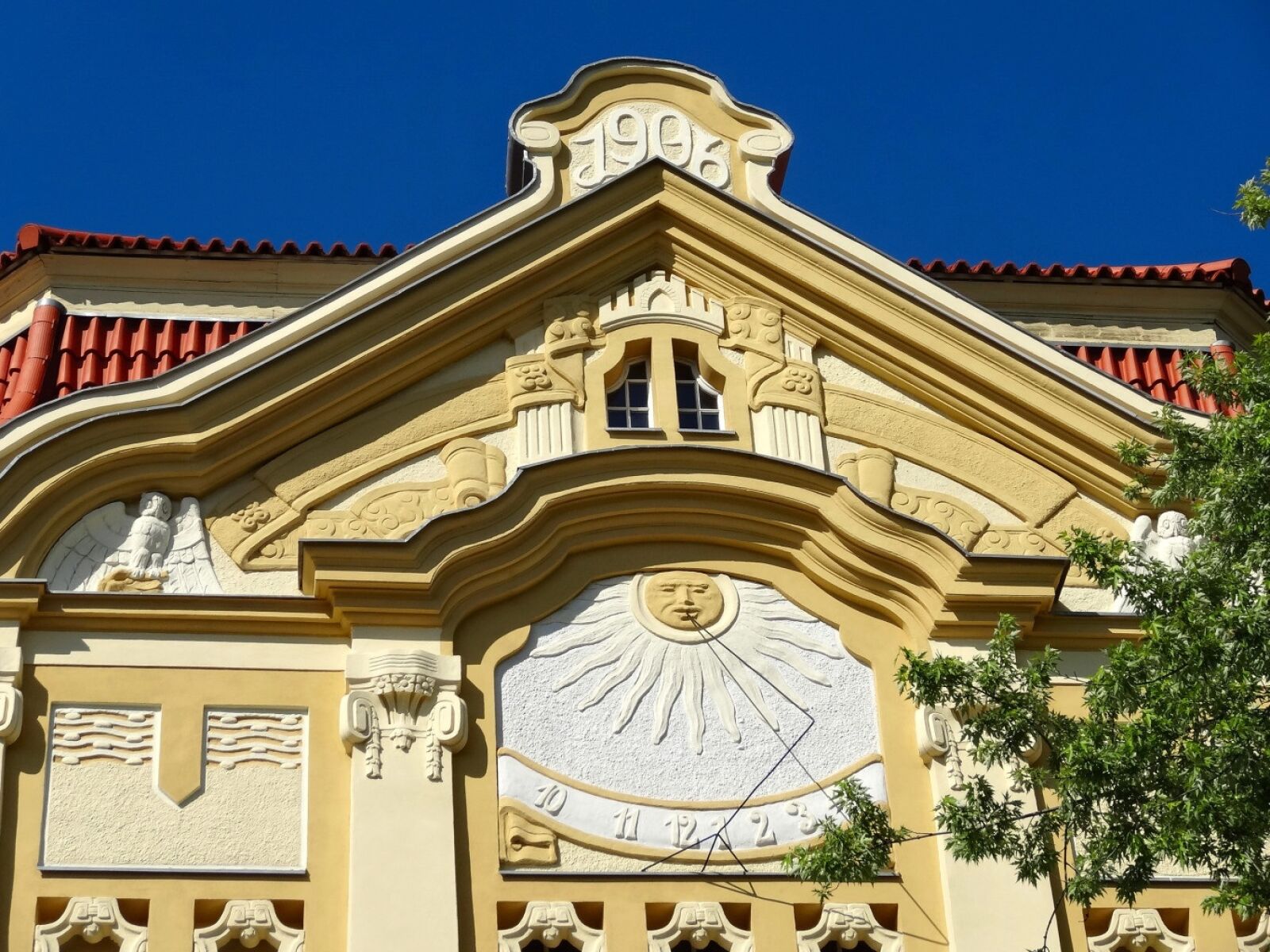 Sony Cyber-shot DSC-HX20V sample photo. Gable, pediment, architecture photography