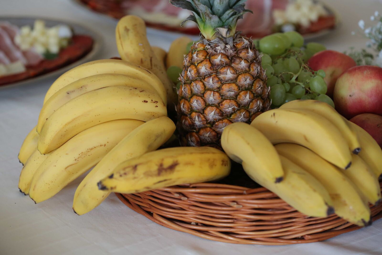 Canon EF 100mm F2.8 Macro USM sample photo. Banana, dining area, lunchroom photography