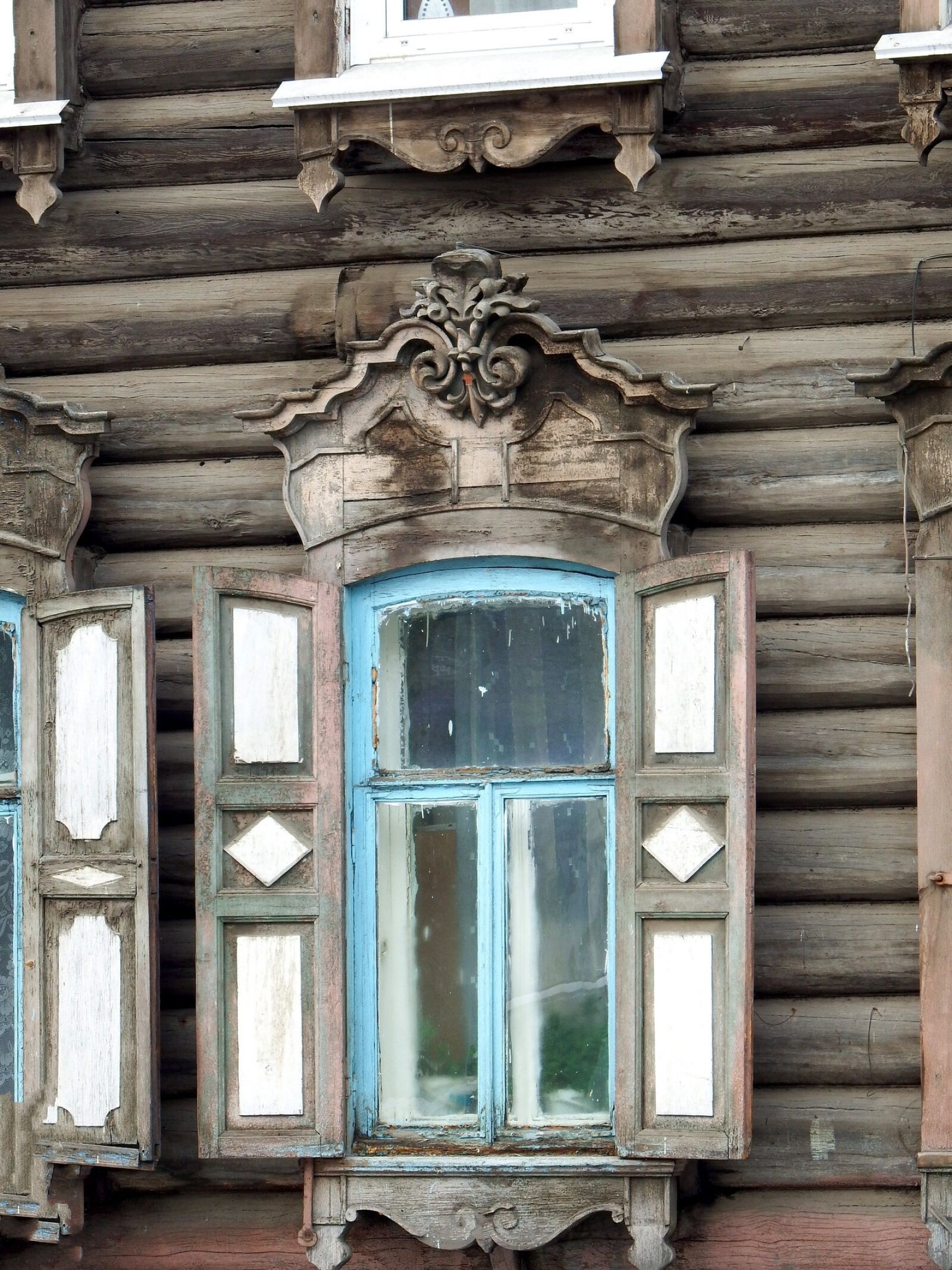 Fujifilm FinePix S1 sample photo. Window, shutters, carving photography