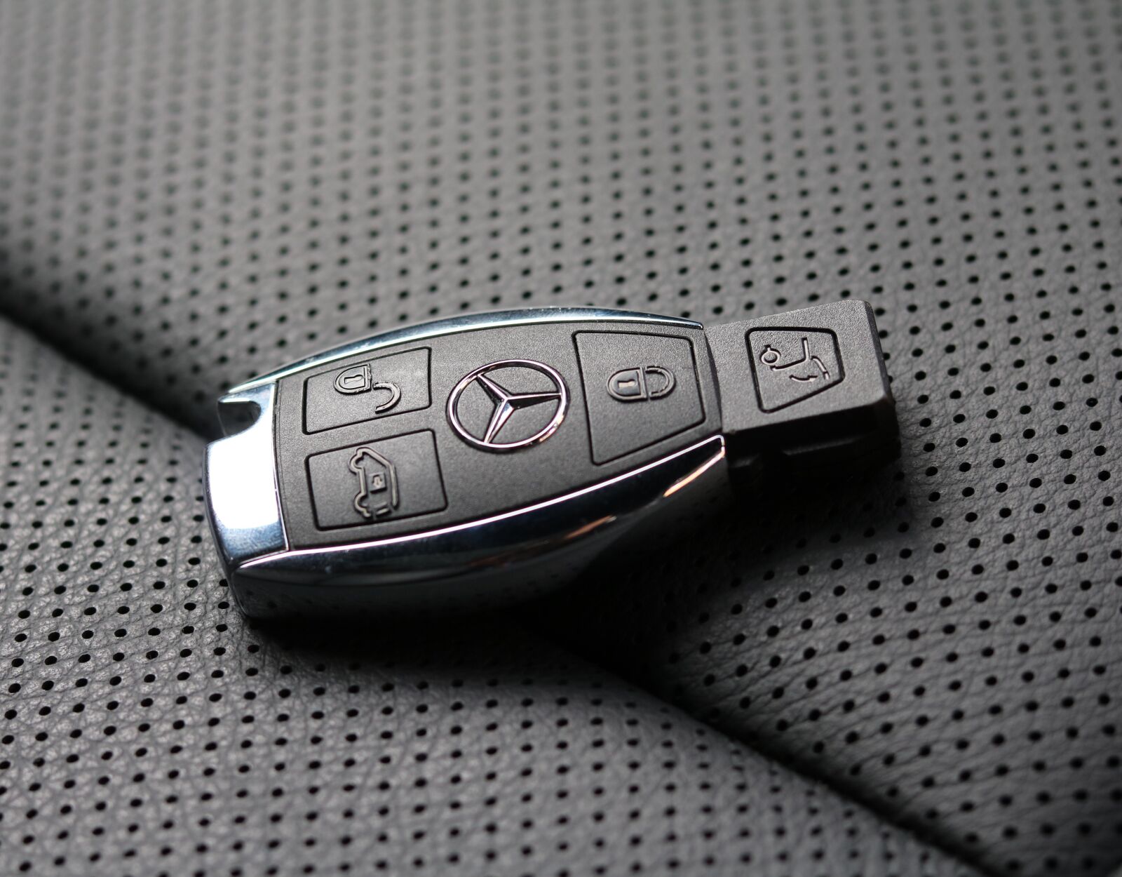 Canon EOS 750D (EOS Rebel T6i / EOS Kiss X8i) sample photo. Car keys, interior, leather photography