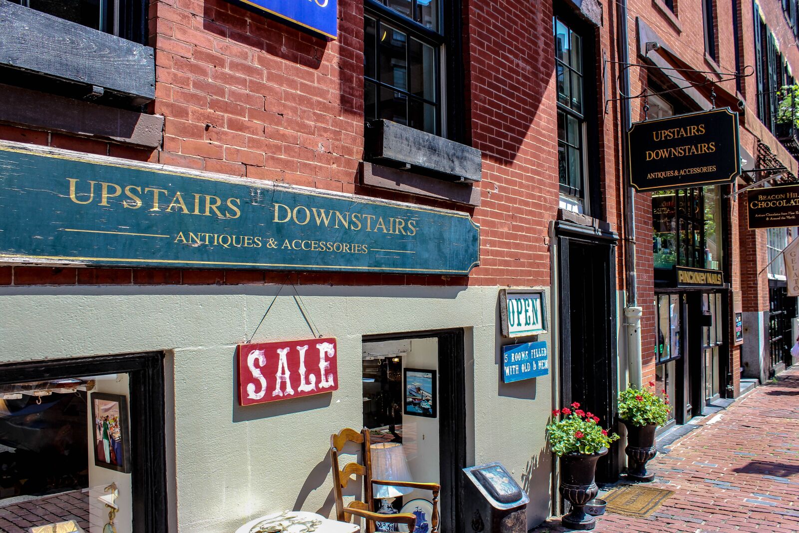 Canon EOS 600D (Rebel EOS T3i / EOS Kiss X5) sample photo. Antiques, antique store, street photography
