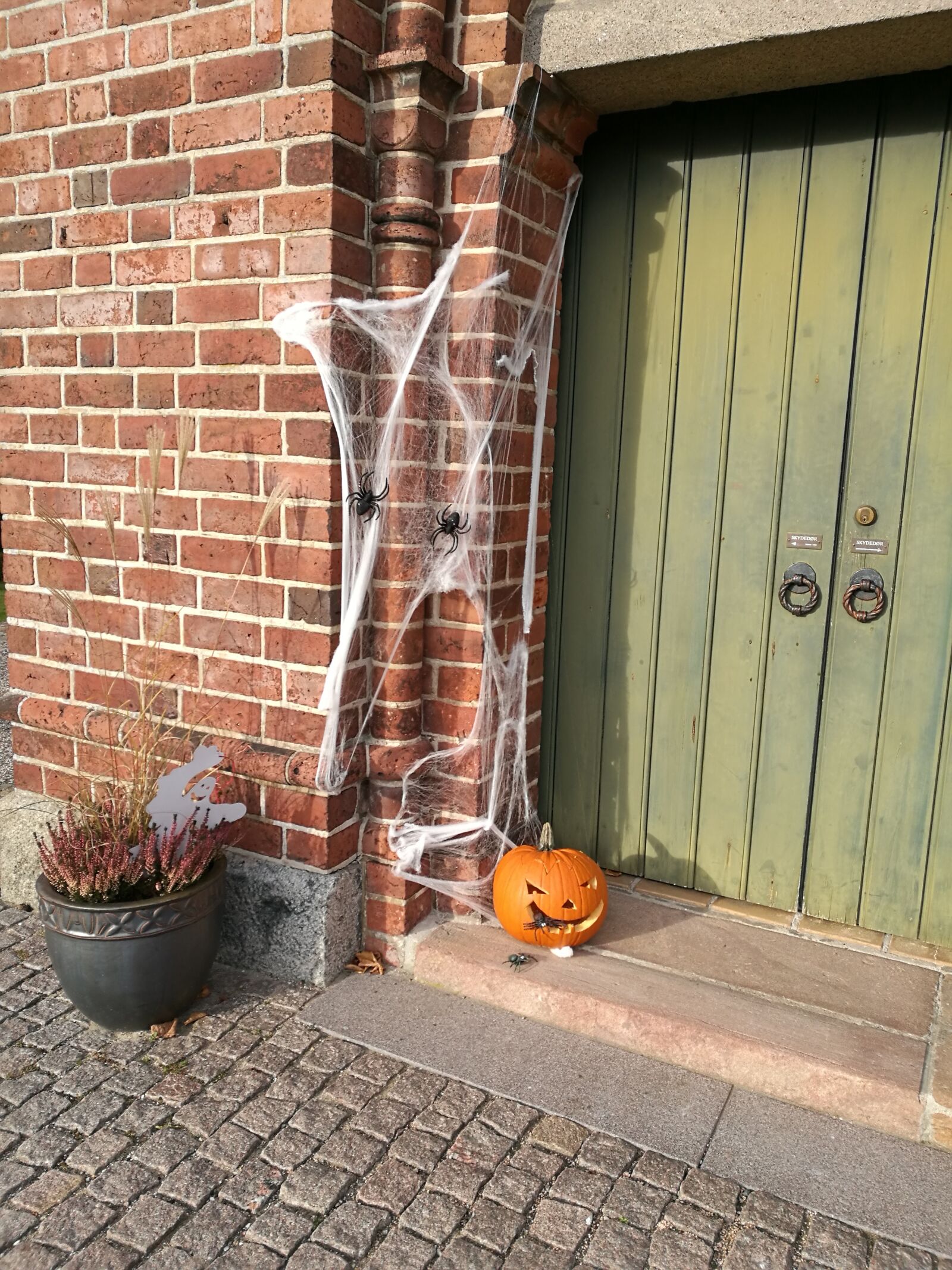 HUAWEI P9 sample photo. Halloween, pumpkin, church photography