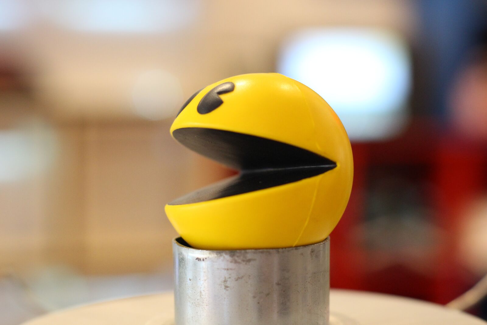 Canon EOS 700D (EOS Rebel T5i / EOS Kiss X7i) + Canon EF 50mm F1.4 USM sample photo. Computer game, pac man photography