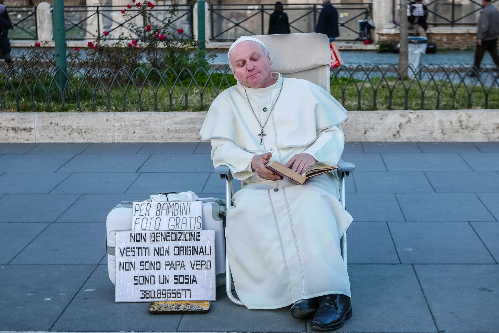 Panasonic Lumix DMC-LX100 sample photo. Pope francis, pope, street photography