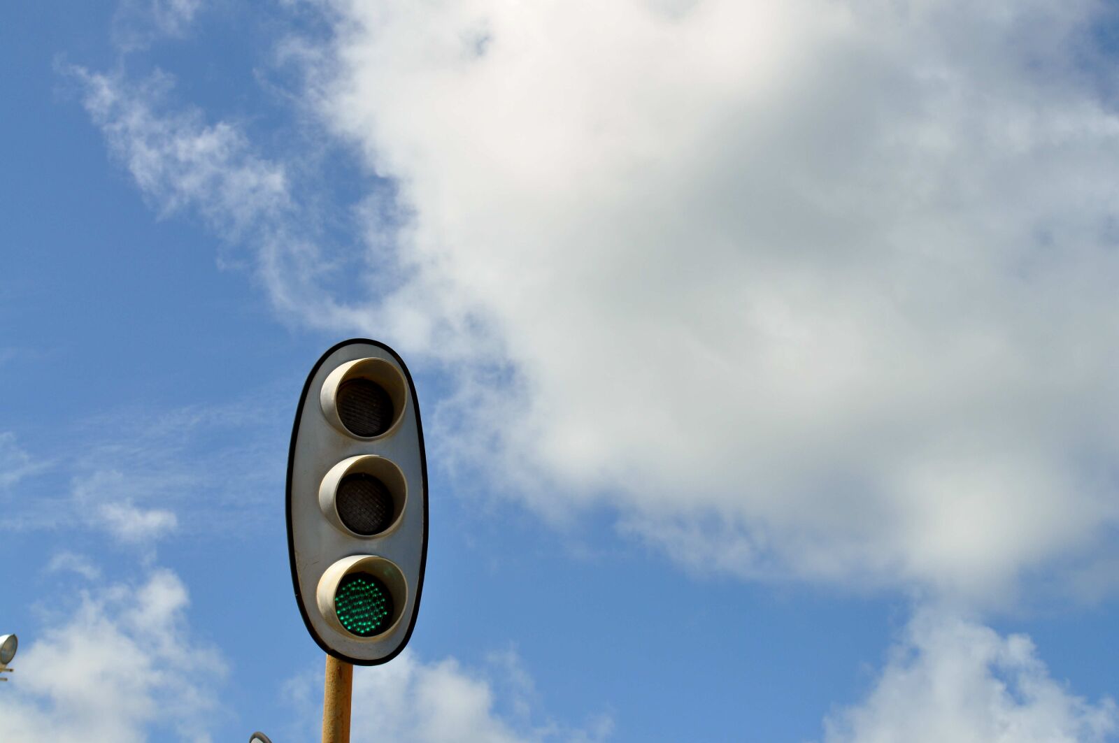 Nikon D5000 sample photo. Rail, traffic, light, front photography