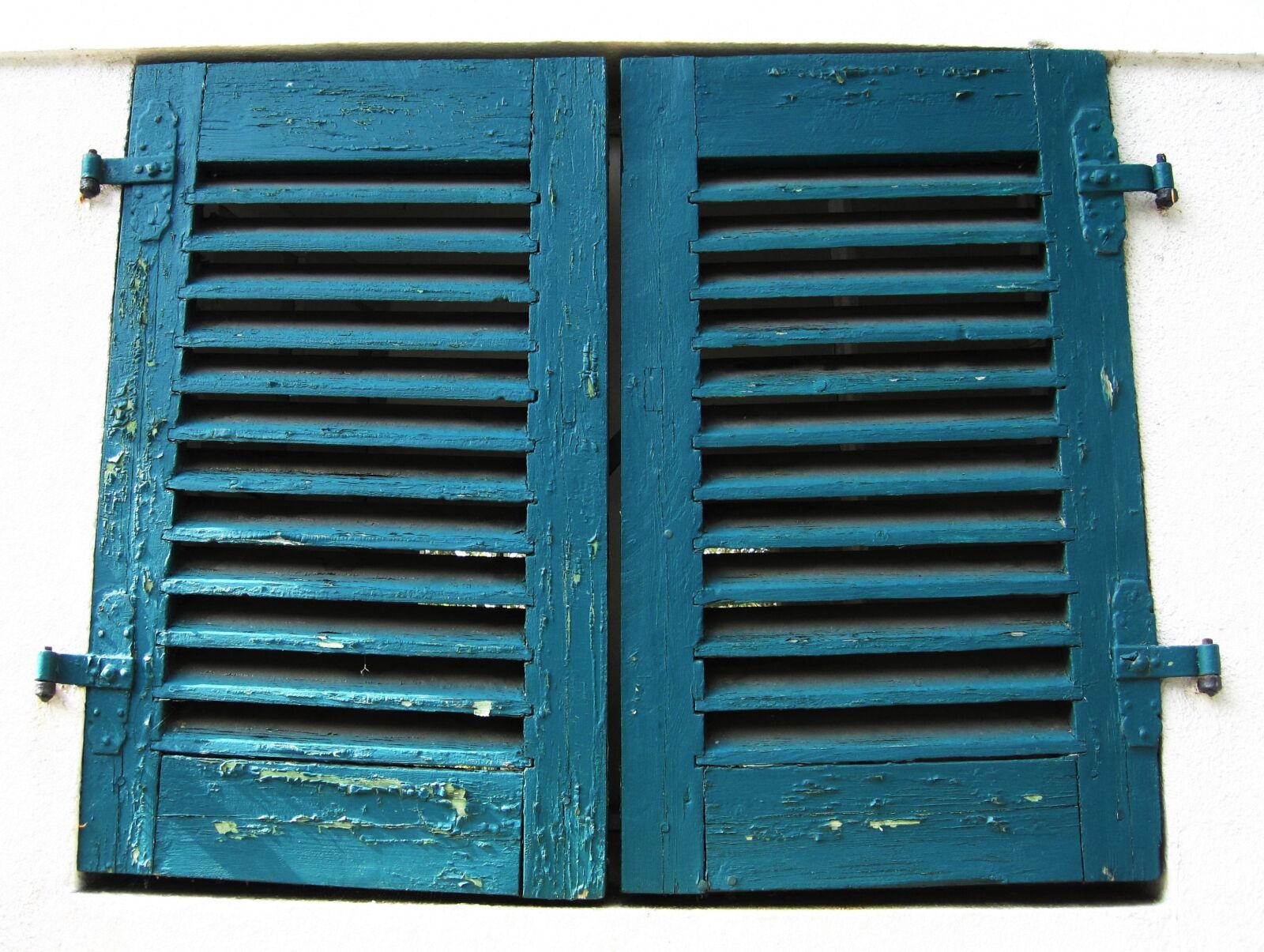 Canon PowerShot SD1200 IS (Digital IXUS 95 IS / IXY Digital 110 IS) sample photo. Old shutters, rustic, old photography