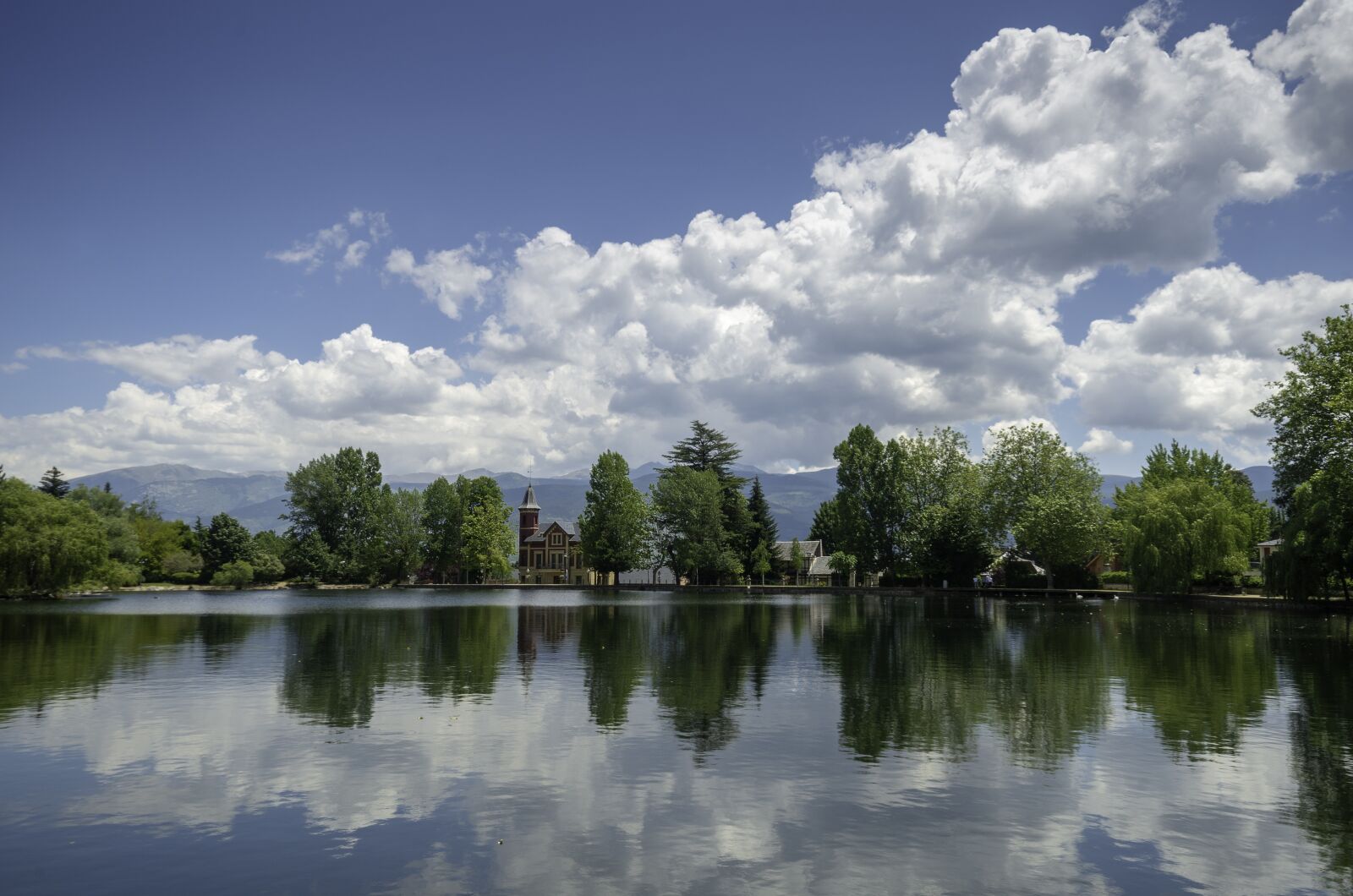 Pentax K-30 sample photo. Lake, clouds, landscape photography