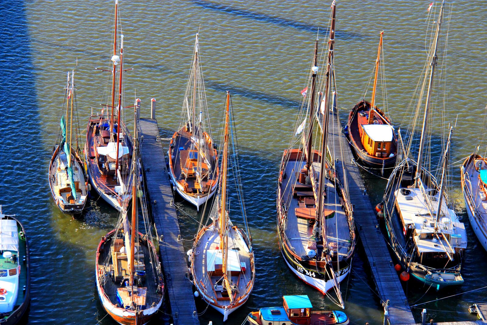 Canon EF-S 18-200mm F3.5-5.6 IS sample photo. Boat, leisure, ship photography