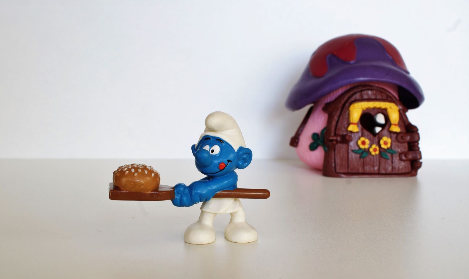 Sony DT 18-70mm F3.5-5.6 sample photo. Smurf, smurfs, figure photography