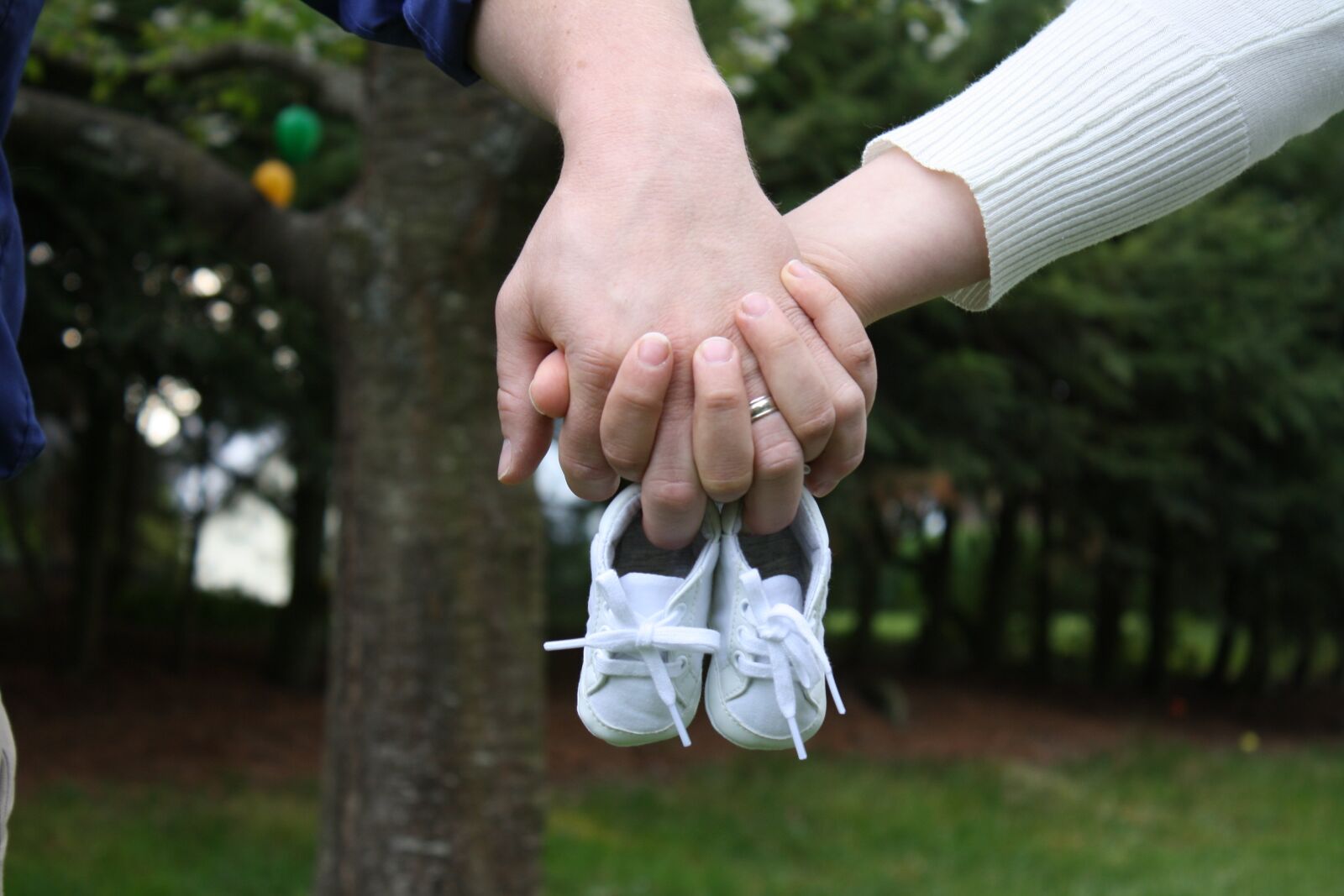 Canon EOS 1000D (EOS Digital Rebel XS / EOS Kiss F) sample photo. Baby, announcement, shoes photography