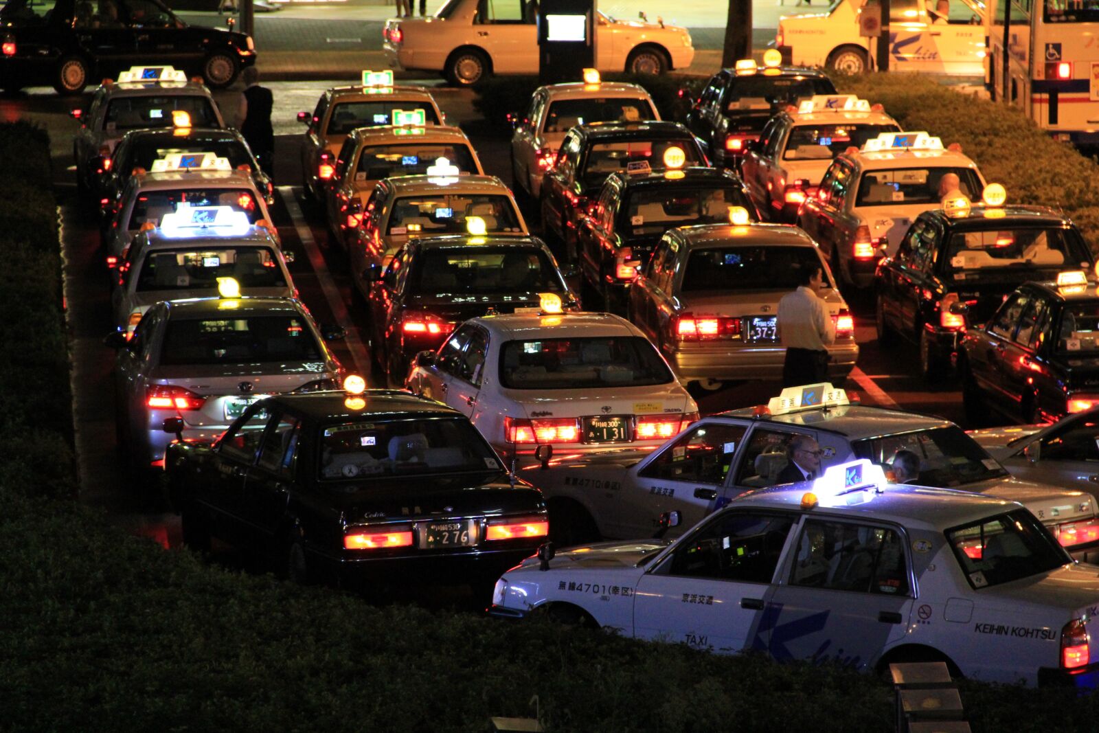 Canon EOS 550D (EOS Rebel T2i / EOS Kiss X4) sample photo. Taxis, night, japan photography