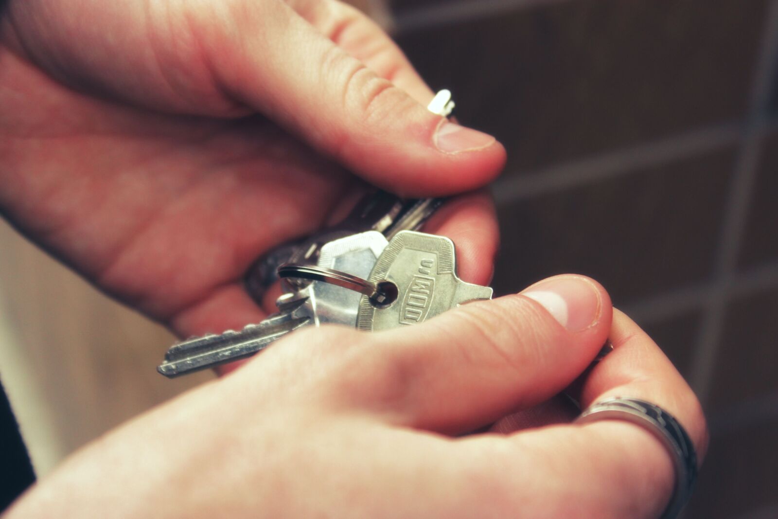 Canon EOS 600D (Rebel EOS T3i / EOS Kiss X5) sample photo. Keys, hands, house photography