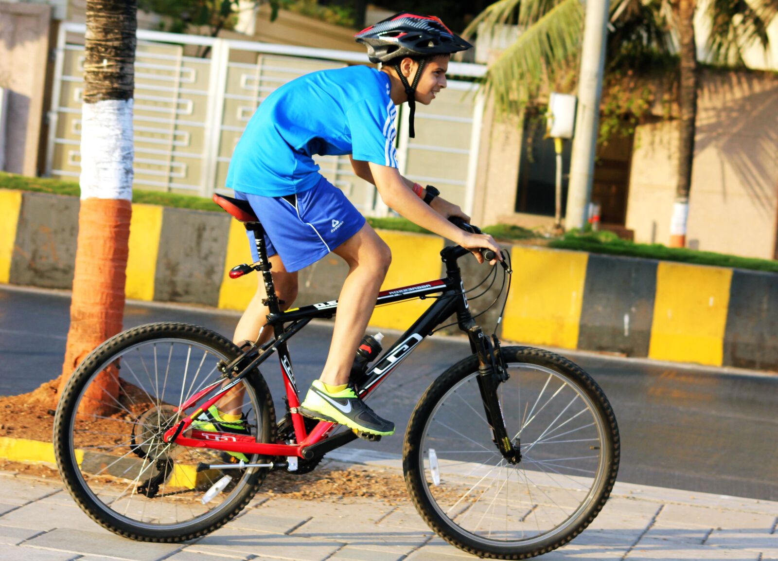 Canon EOS 550D (EOS Rebel T2i / EOS Kiss X4) sample photo. Boy, bicycle, sport, street photography