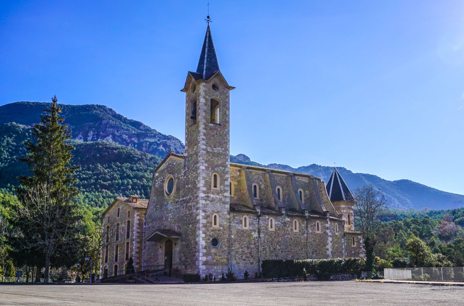 Sony E 16-50mm F3.5-5.6 PZ OSS sample photo. Architecture, travel, sky photography