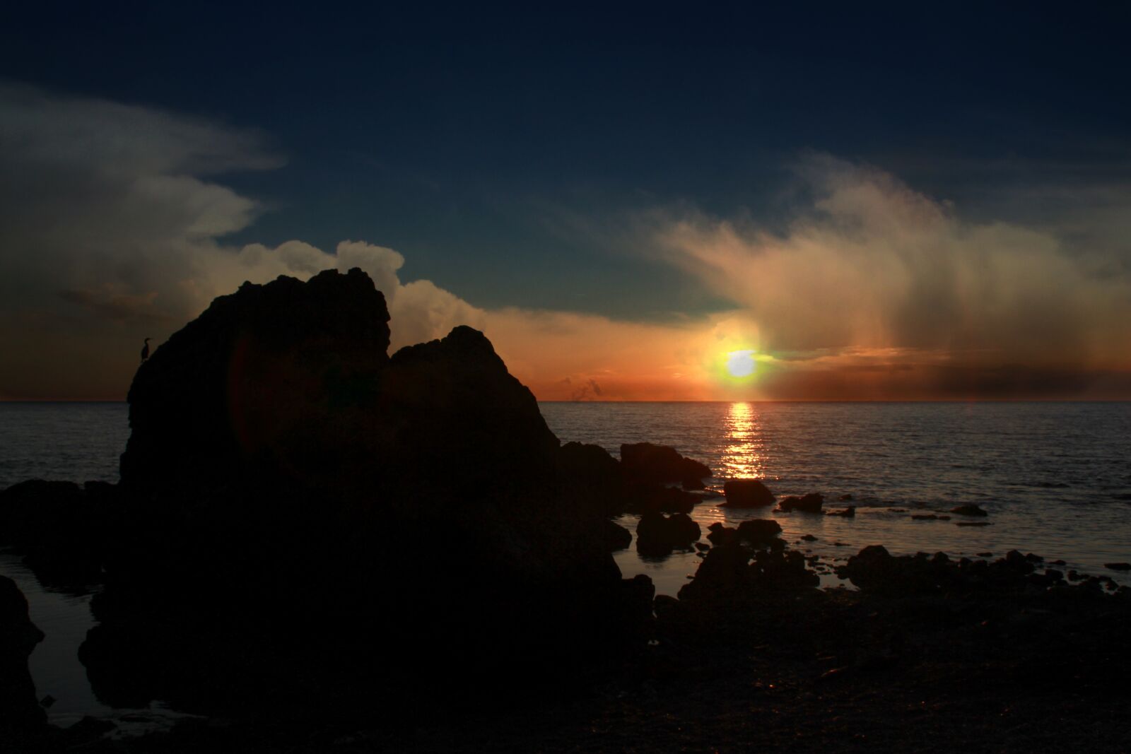 Canon EOS 700D (EOS Rebel T5i / EOS Kiss X7i) sample photo. Sun, ocean, rock photography