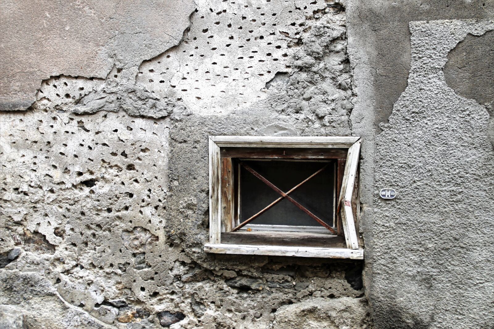 Canon EOS 80D sample photo. Window sill, plaster, gray photography