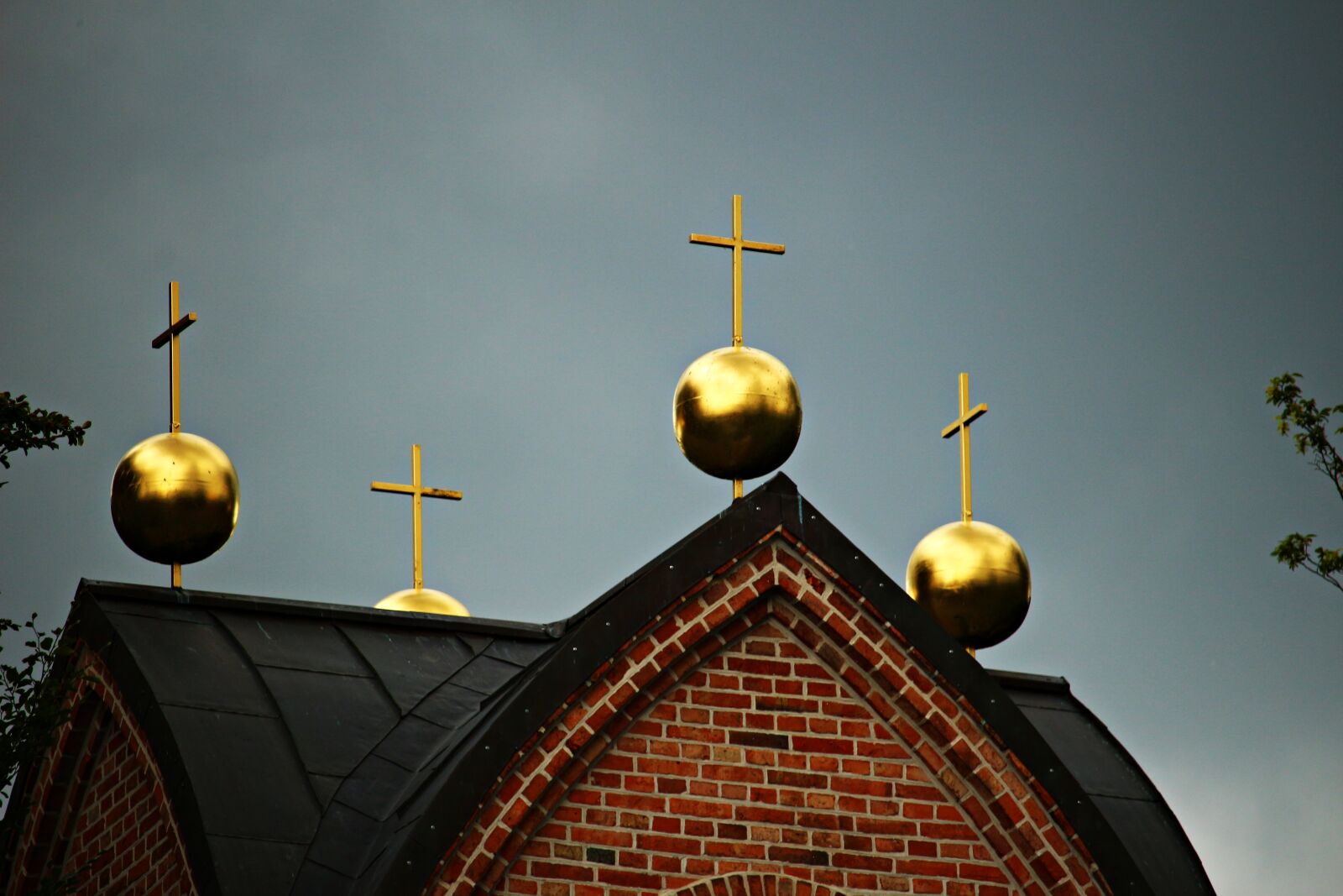 Canon EOS 100D (EOS Rebel SL1 / EOS Kiss X7) sample photo. Bell tower, ball, gold photography