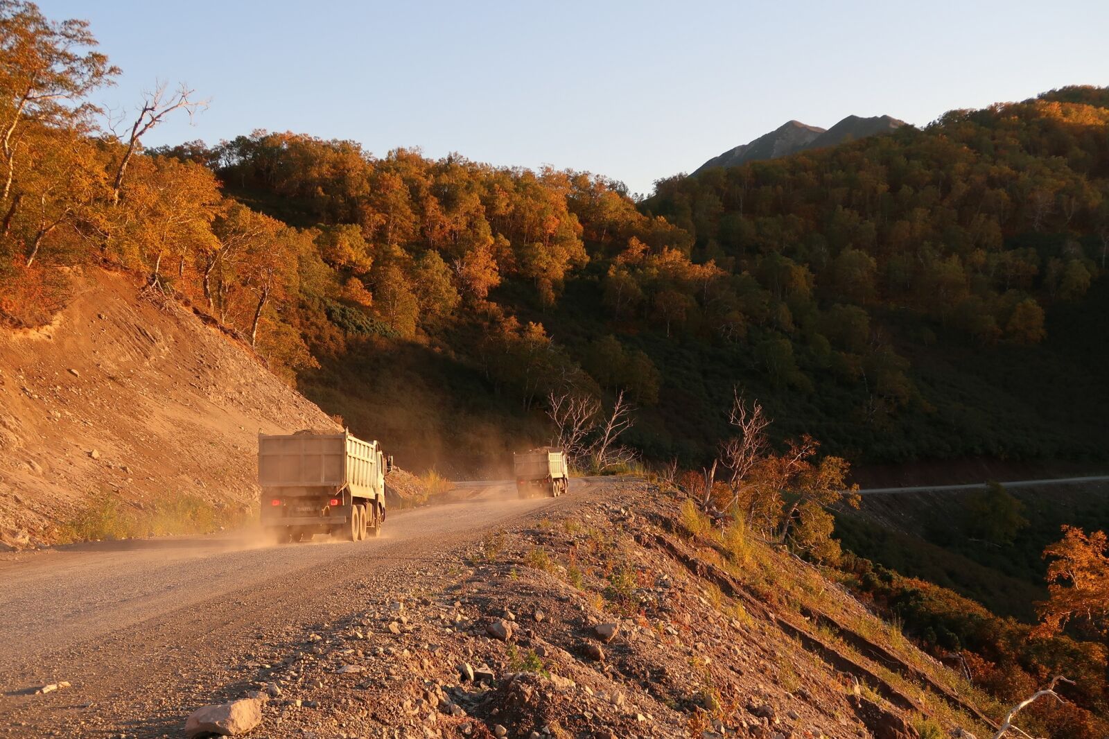 Canon PowerShot G7 X Mark II sample photo. Autumn, mountains, road photography