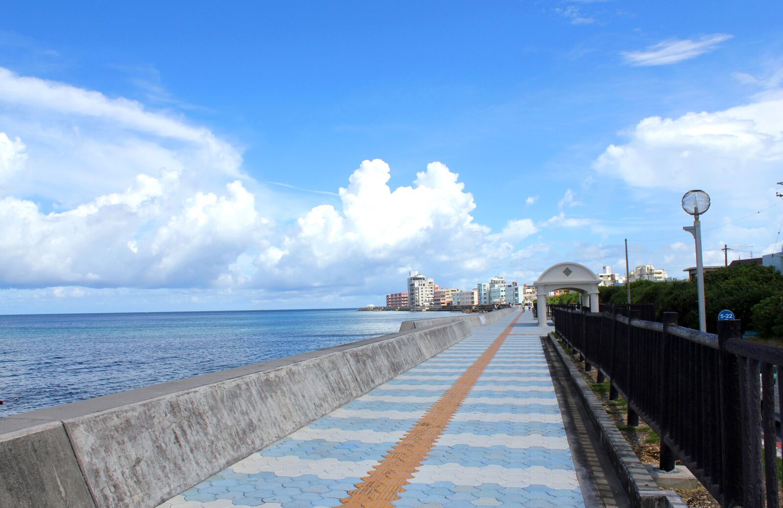 Canon EOS 550D (EOS Rebel T2i / EOS Kiss X4) sample photo. Blue sky, sea, seaside photography