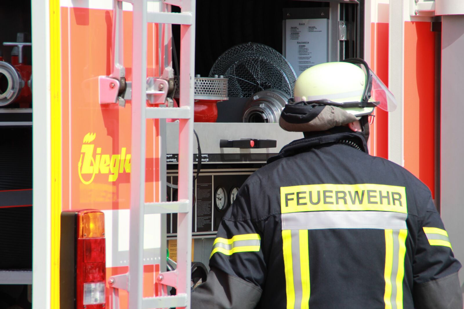 Canon EOS 600D (Rebel EOS T3i / EOS Kiss X5) sample photo. Fire, machinist, pump photography