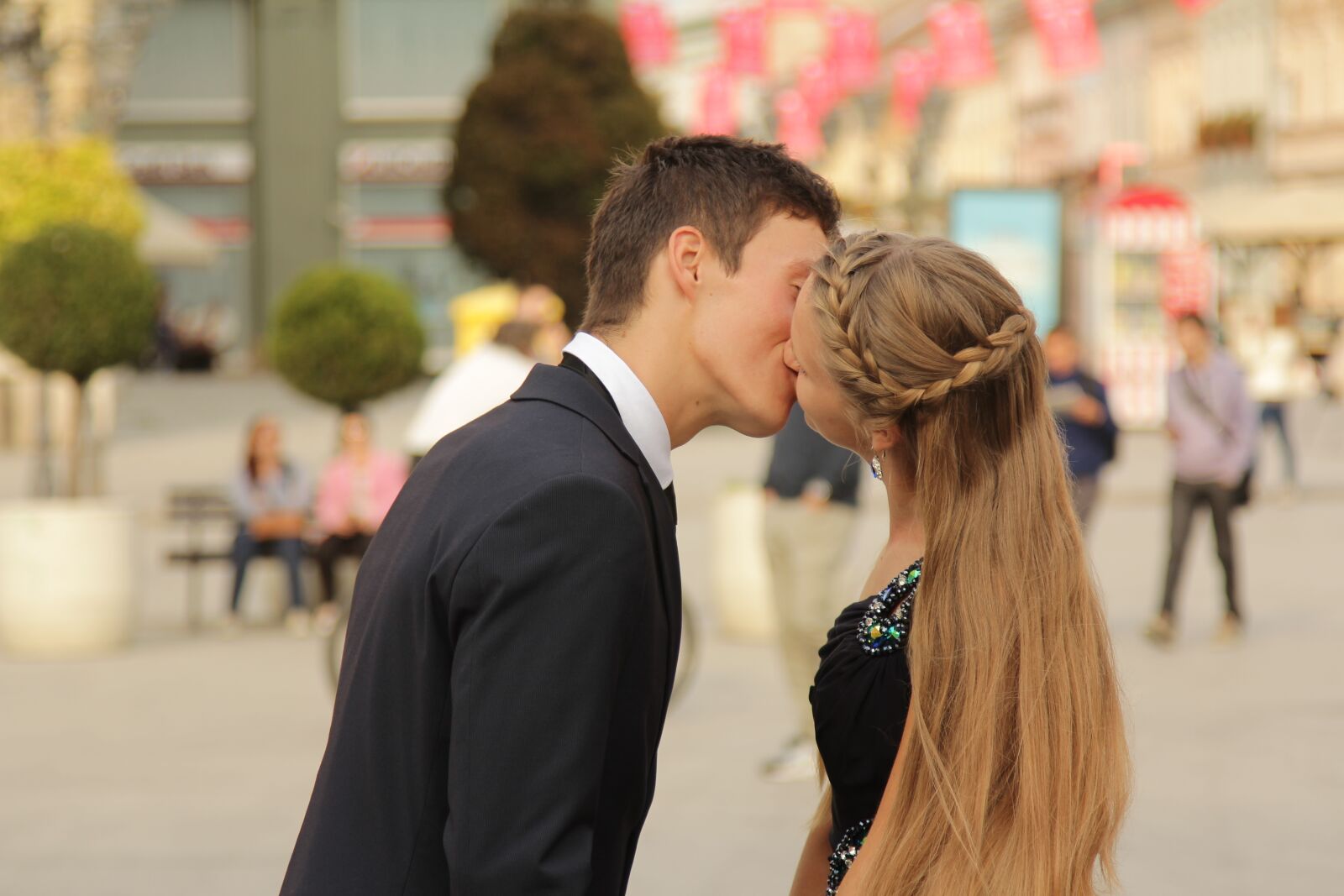 Canon EOS 60D + Canon EF 24-105mm F4L IS USM sample photo. Couple, love, kiss photography