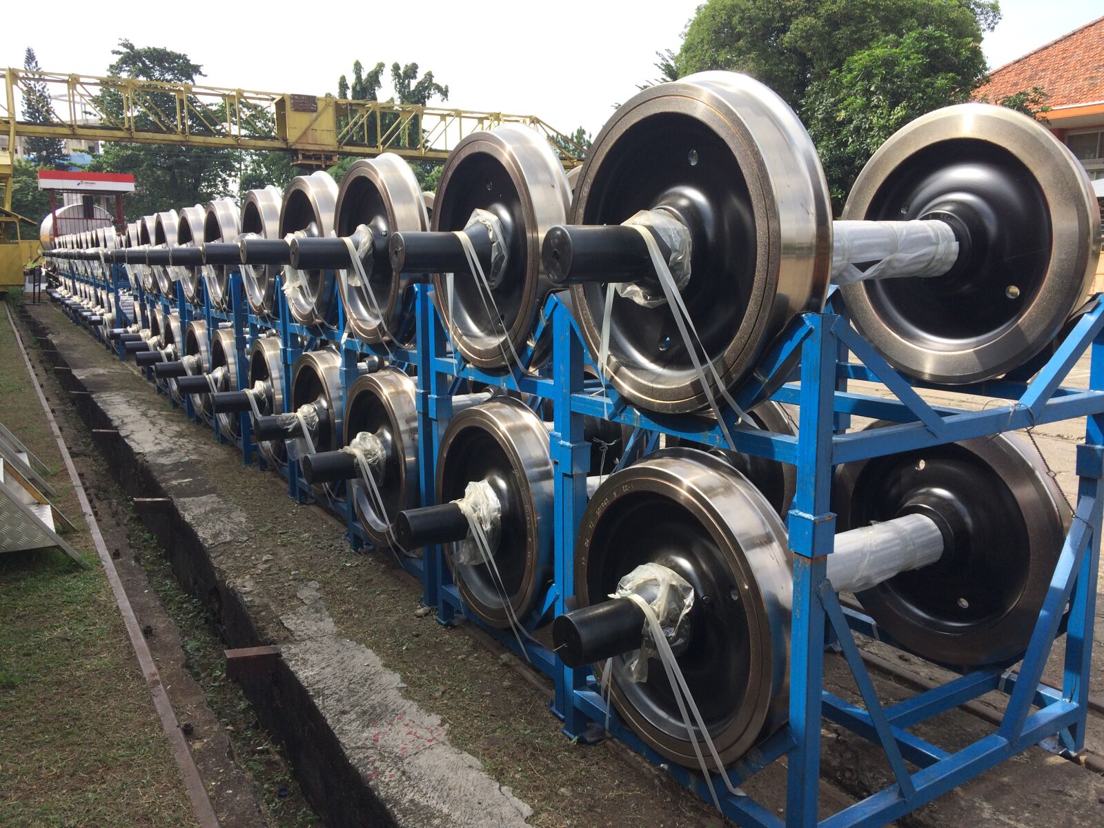 iPhone 5s back camera 4.15mm f/2.2 sample photo. Indonesian, train, train, train photography