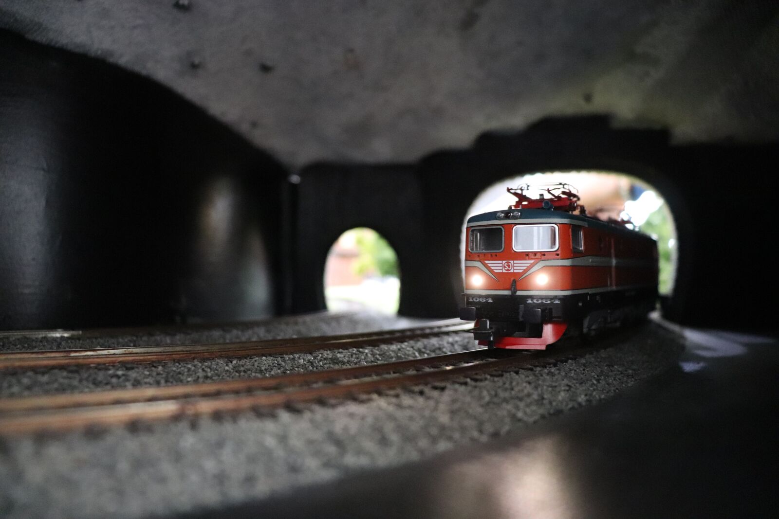 Canon EOS 200D (EOS Rebel SL2 / EOS Kiss X9) sample photo. Electric train, train, rail photography