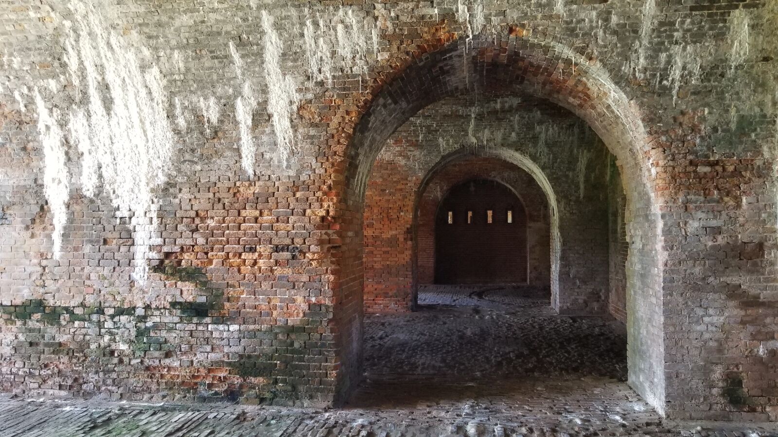 Samsung Galaxy S8 sample photo. Arch, brick, dark, fort photography