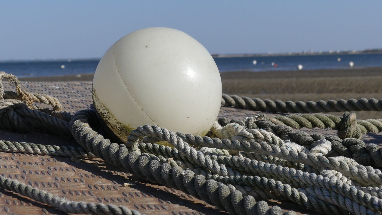 Panasonic Lumix DMC-FZ300 sample photo. Rope, outdoor, sea photography