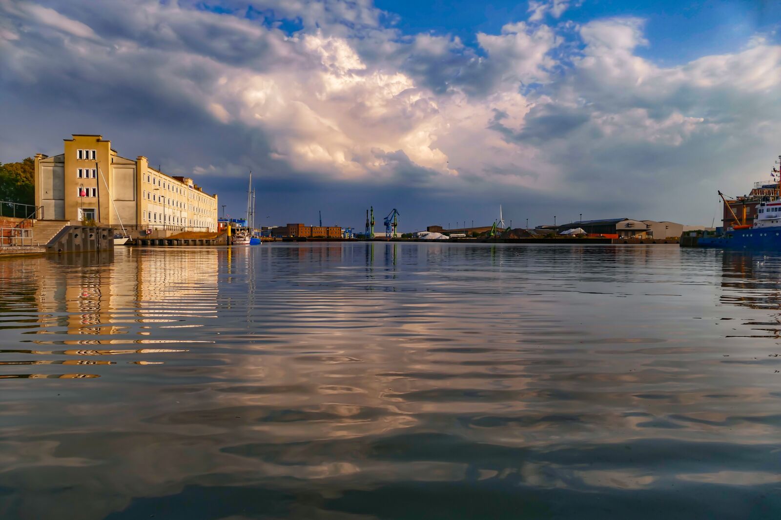 Panasonic Lumix DMC-FZ1000 sample photo. Bremerhaven, clouds, water photography
