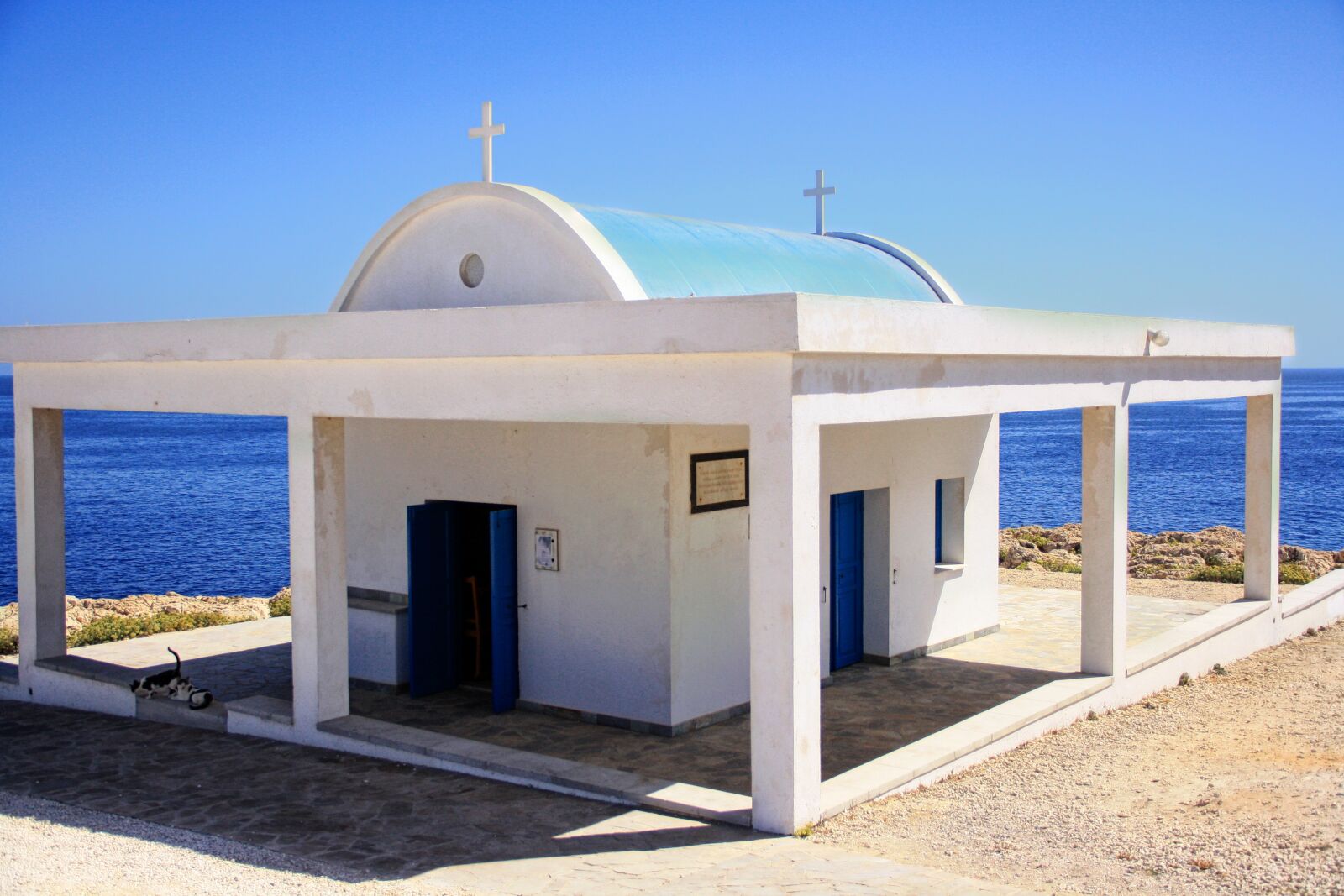 Canon EOS 1000D (EOS Digital Rebel XS / EOS Kiss F) sample photo. Church, beach, sea photography
