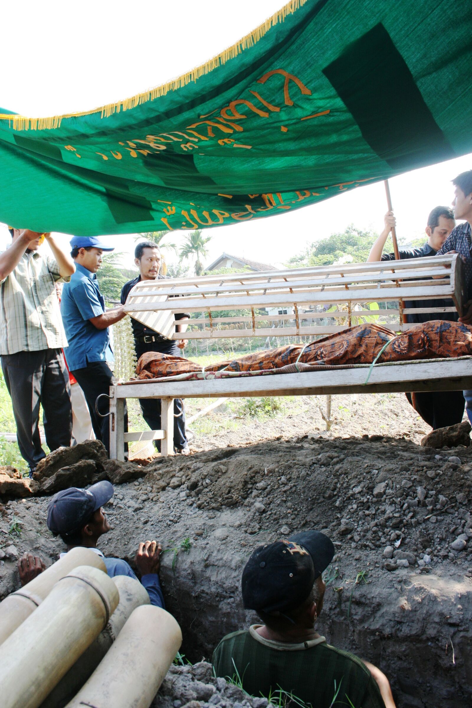 Canon EOS 400D (EOS Digital Rebel XTi / EOS Kiss Digital X) sample photo. Dead, death, graves, islam photography