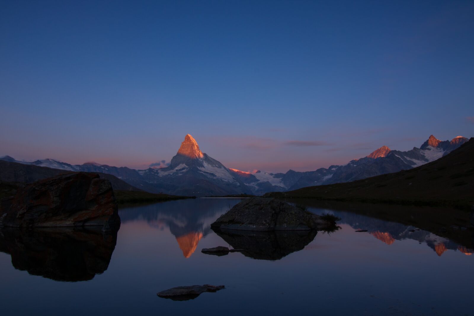 Canon EOS 750D (EOS Rebel T6i / EOS Kiss X8i) + Canon EF-S 10-18mm F4.5–5.6 IS STM sample photo. Matterhorn, mountain, sunrise photography