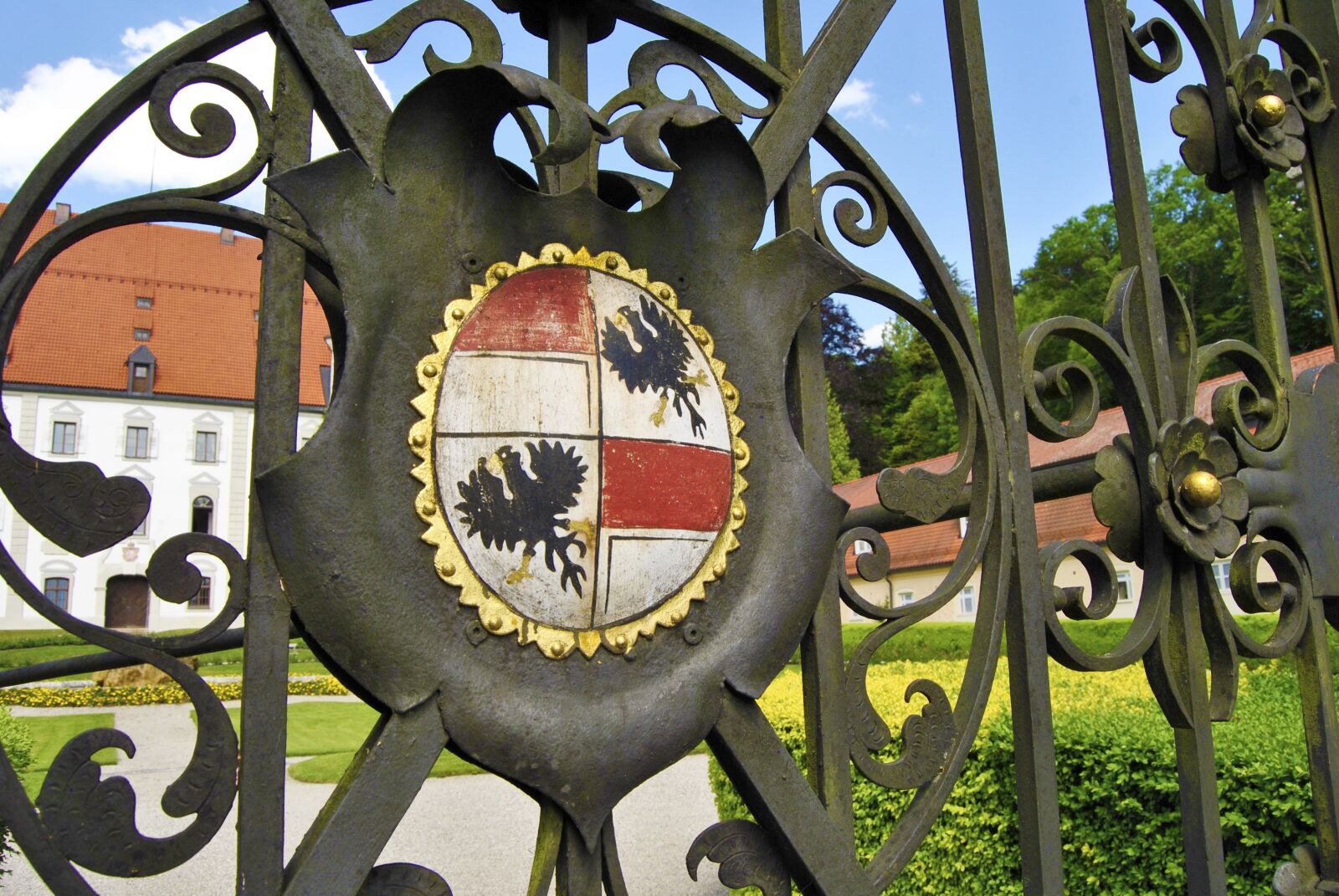 Nikon D3000 sample photo. Emblem, castle, horn photography